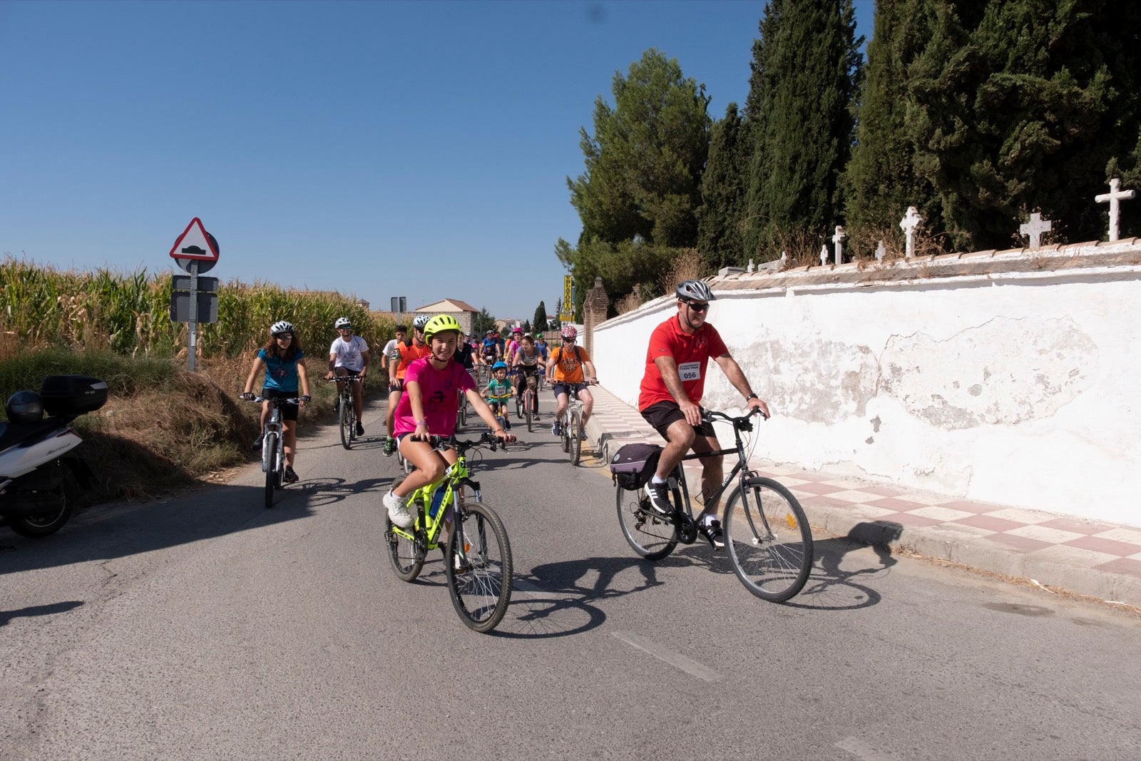 Decenas de personas de todas las edades participan en la XXVII edición del Día de la Bicicleta en Cúllar Vega
