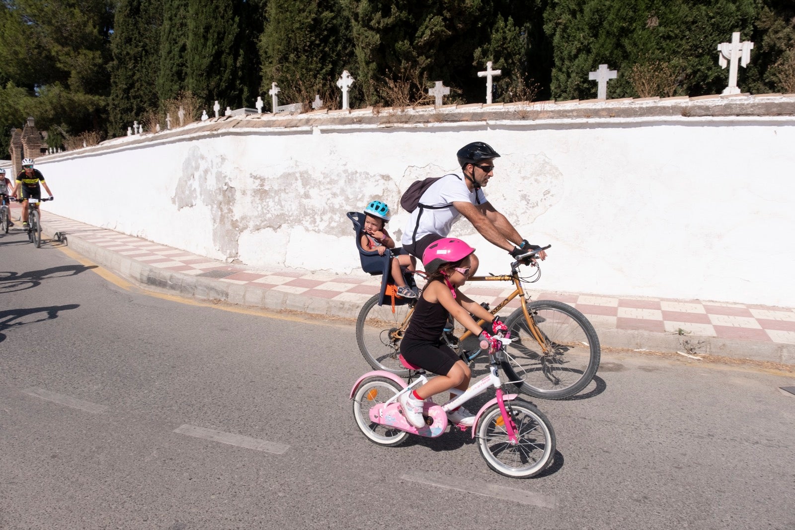 Decenas de personas de todas las edades participan en la XXVII edición del Día de la Bicicleta en Cúllar Vega
