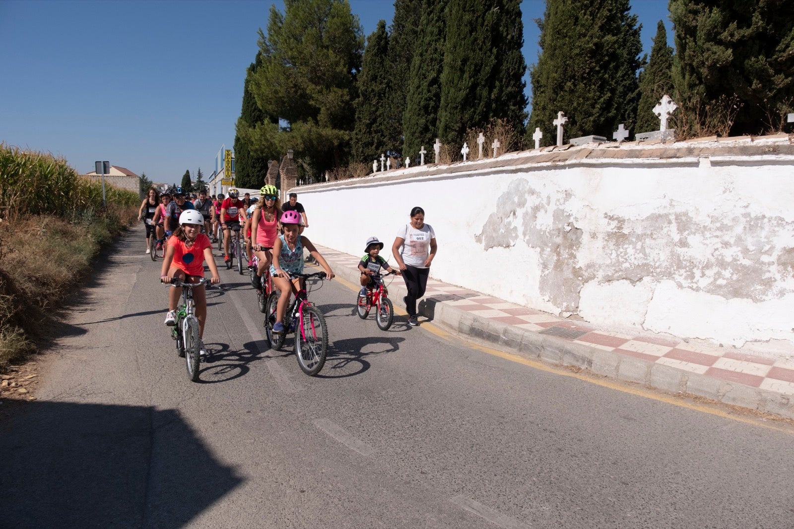Decenas de personas de todas las edades participan en la XXVII edición del Día de la Bicicleta en Cúllar Vega