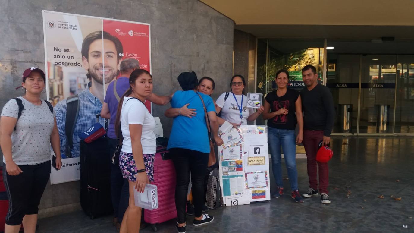 Mienbros de la asociación de venezolanos respaldando a la pareja que se quedó tirada en la estación de autobús sin trabajo, sin dinero y con sus seis maletas. 