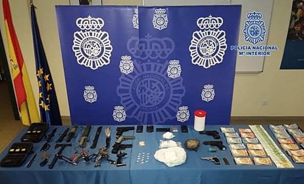 Operación Algodón de la Policía Nacional: arsenal de armas variadas en el punto de abastecimiento de heroína a toda Asturias