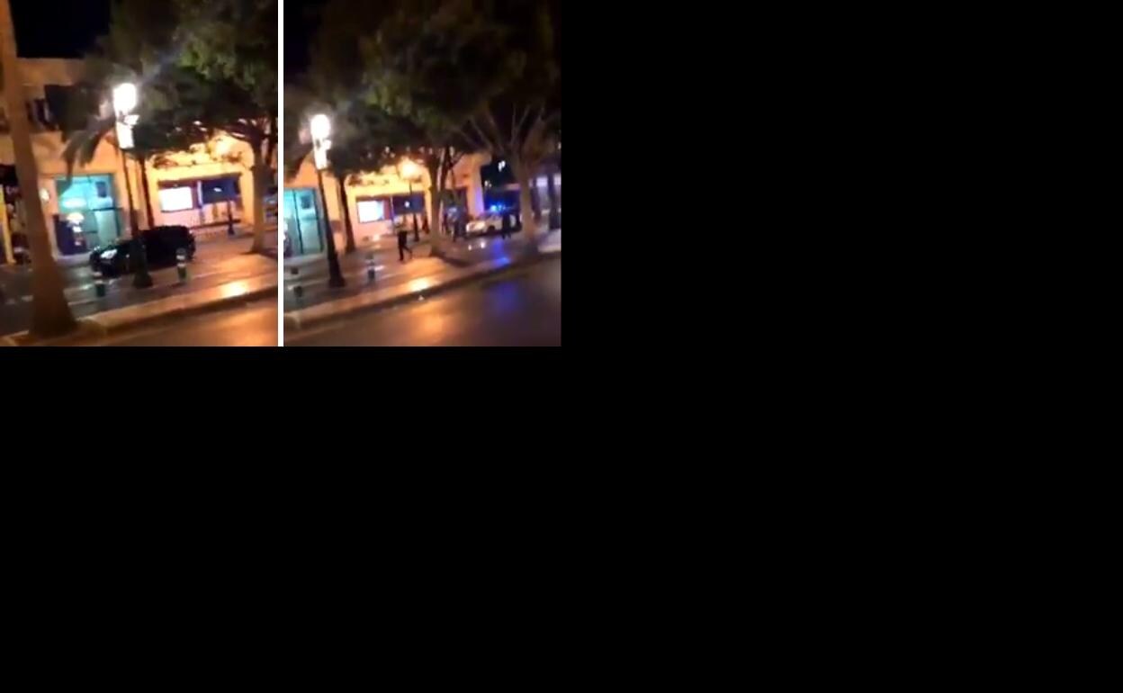A la izquierda, el coche, y a la derecha, la imagen del policía disparando/