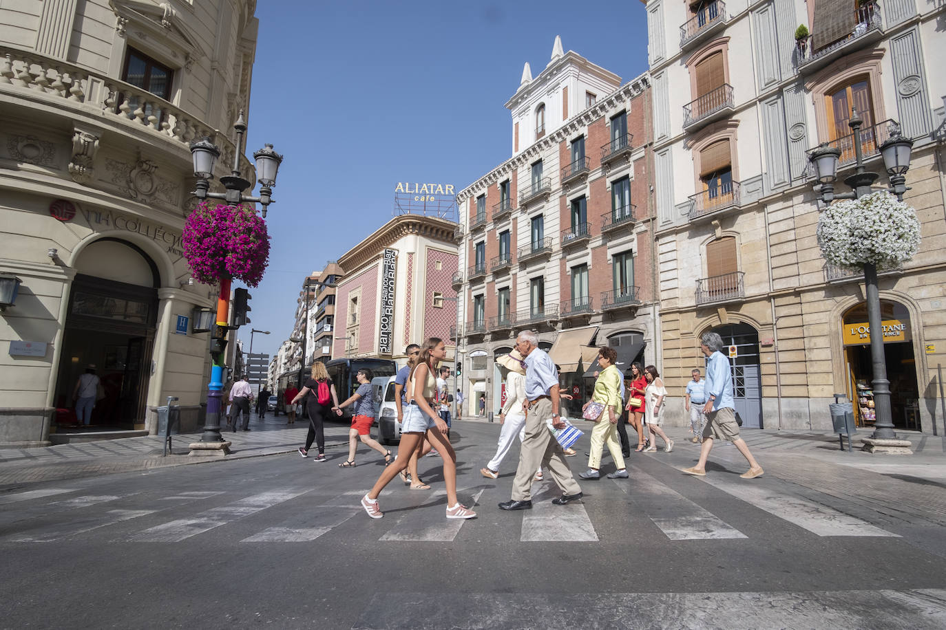 El cruce de Puerta Real presenta su señalización horizontal completamente desgastada.
