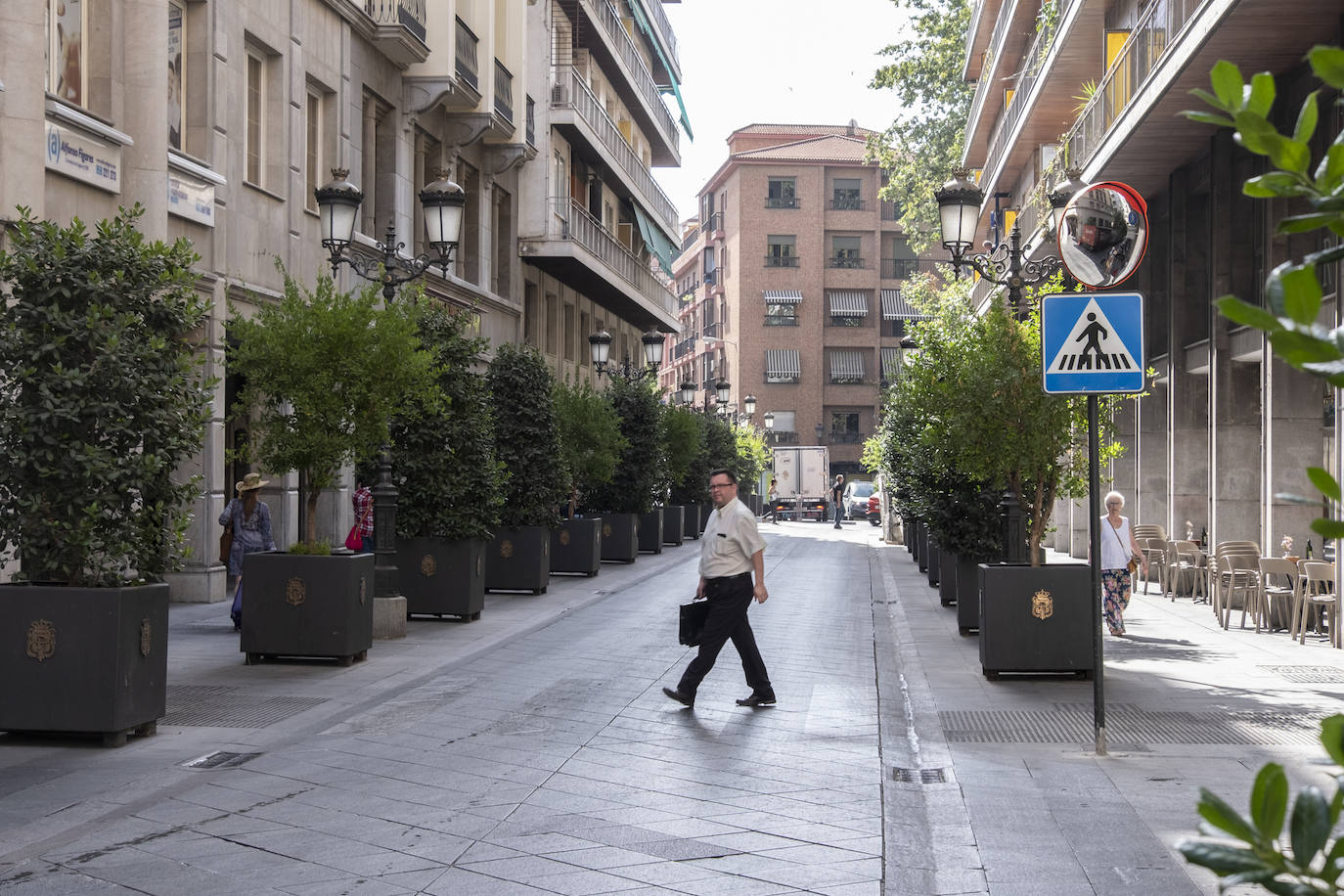En la calle Ganivet, el paso de cebra es invisible.