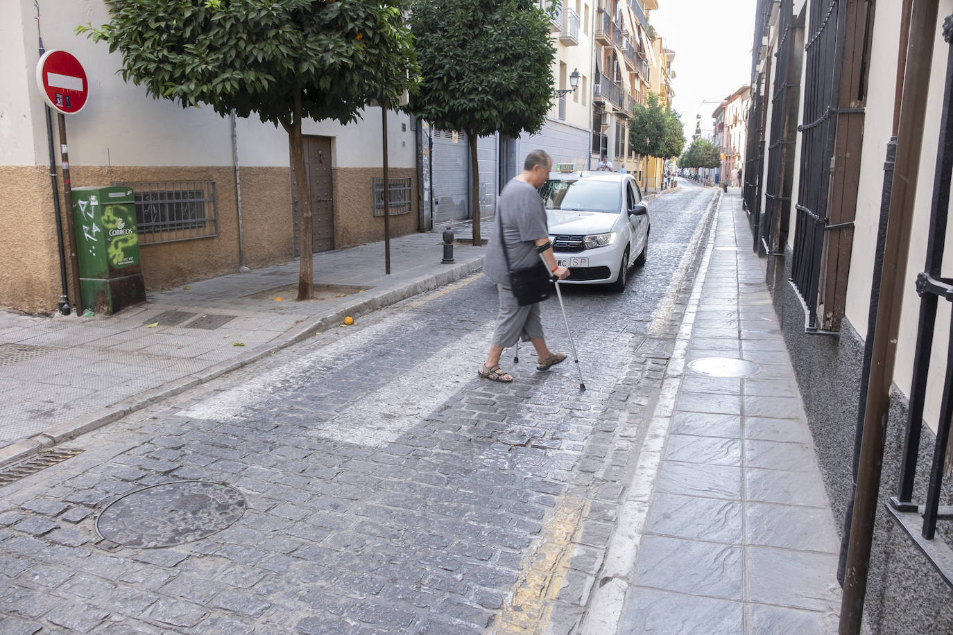 Los pasos de peatones del barrio del Realejo, que tiene las calles empedradas, también presentan falta de mantenimiento.
