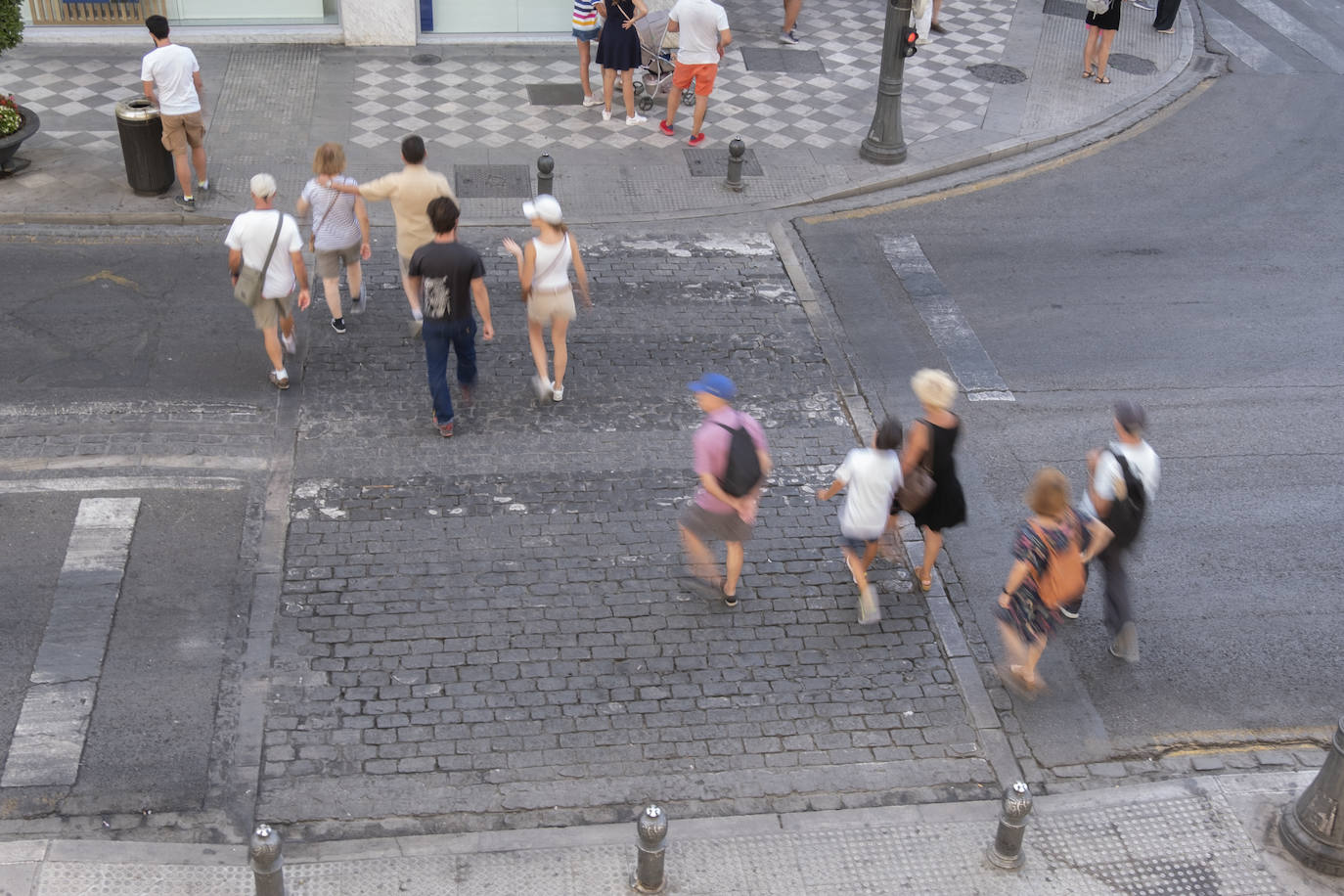 En este cruce de Reyes Católicos, la pintura, directamente, ha desaparecido.