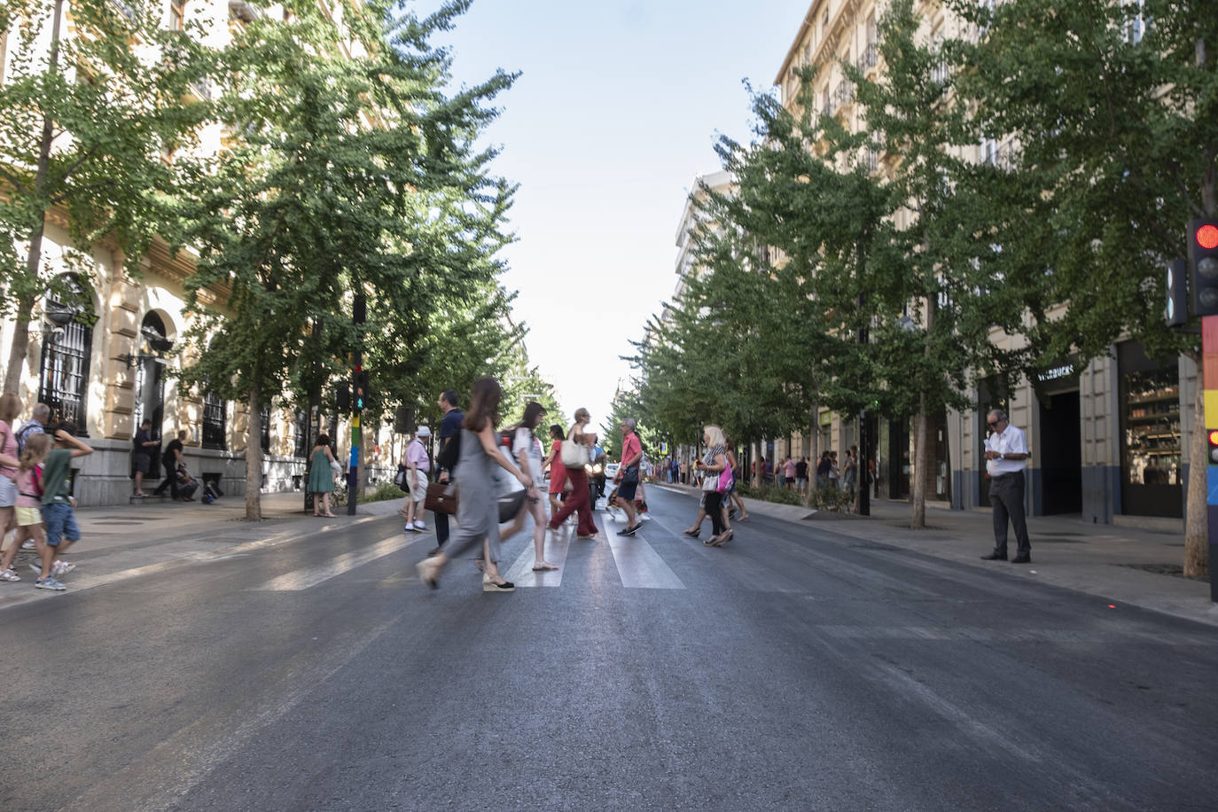 En este cruce en Gran Vía, la pintura presenta falta de mantenimiento.