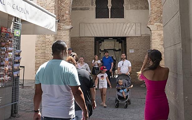 Imagen principal - Turismo en Granada: los secretos del Corral del Carbón, un monumento emblema de la ciudad