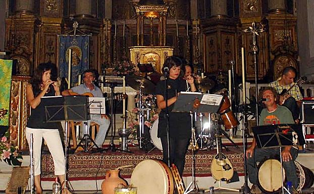 Concierto del grupo granadino Lombarda en la iglesia de Santa María de Orce.