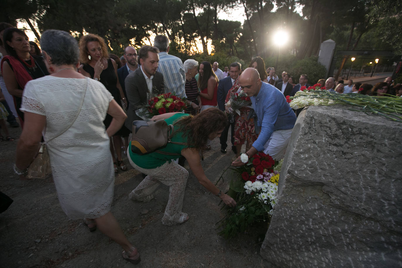 El actor Carmelo Gomez junto al nieto y la bisnieta de Agustín, el carpintero de El Fargue fusilado en la Guerra Civil, pusieron voz en el 83 aniversario de la muerte de García Lorca.