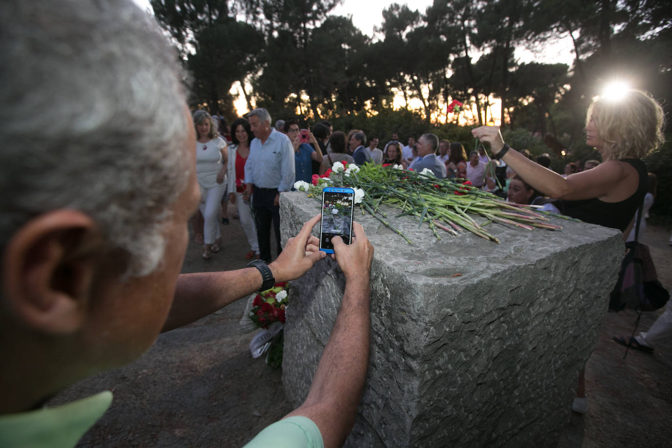 El actor Carmelo Gomez junto al nieto y la bisnieta de Agustín, el carpintero de El Fargue fusilado en la Guerra Civil, pusieron voz en el 83 aniversario de la muerte de García Lorca.