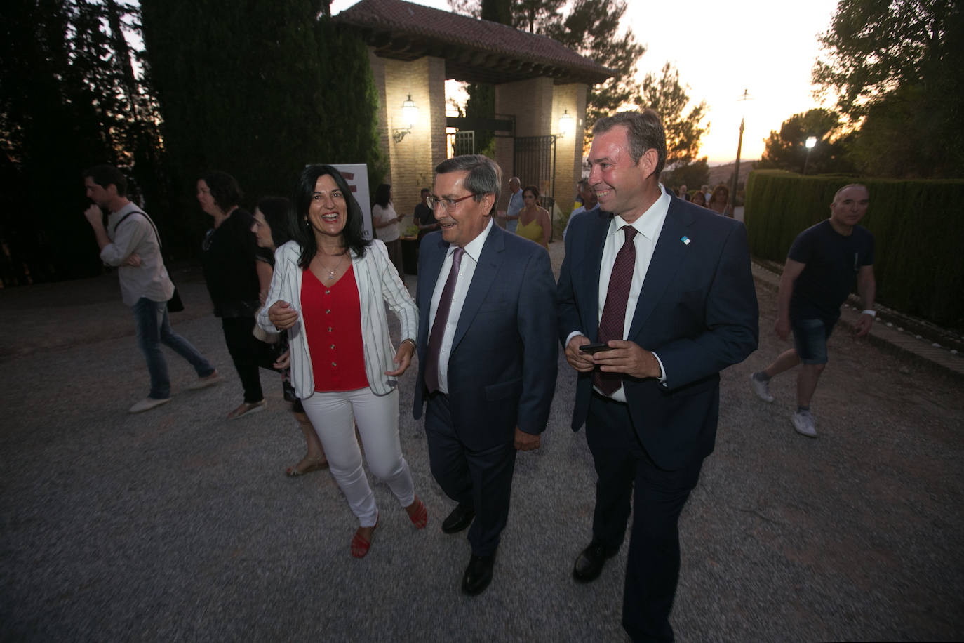 El actor Carmelo Gomez junto al nieto y la bisnieta de Agustín, el carpintero de El Fargue fusilado en la Guerra Civil, pusieron voz en el 83 aniversario de la muerte de García Lorca.