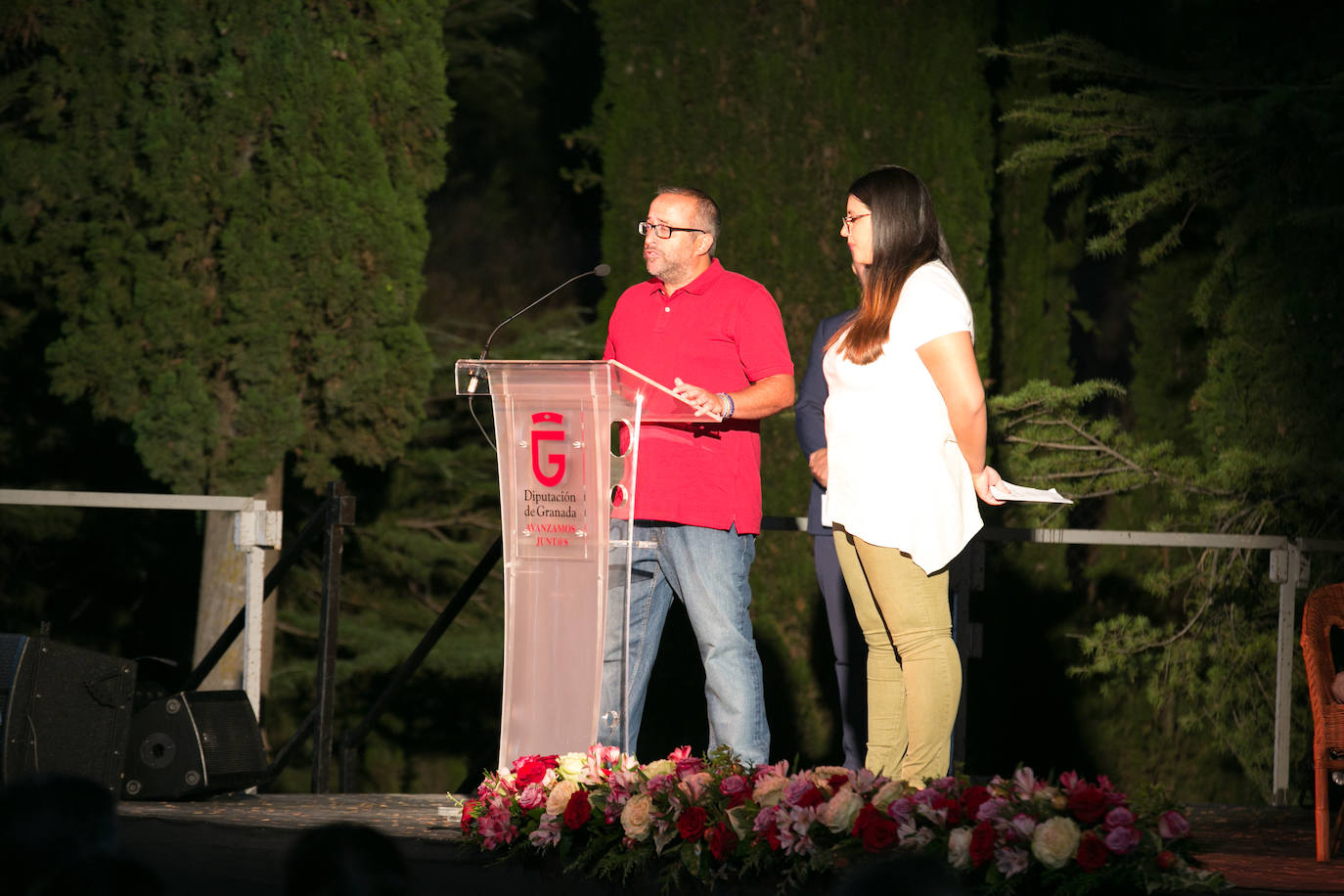 El actor Carmelo Gomez junto al nieto y la bisnieta de Agustín, el carpintero de El Fargue fusilado en la Guerra Civil, pusieron voz en el 83 aniversario de la muerte de García Lorca.