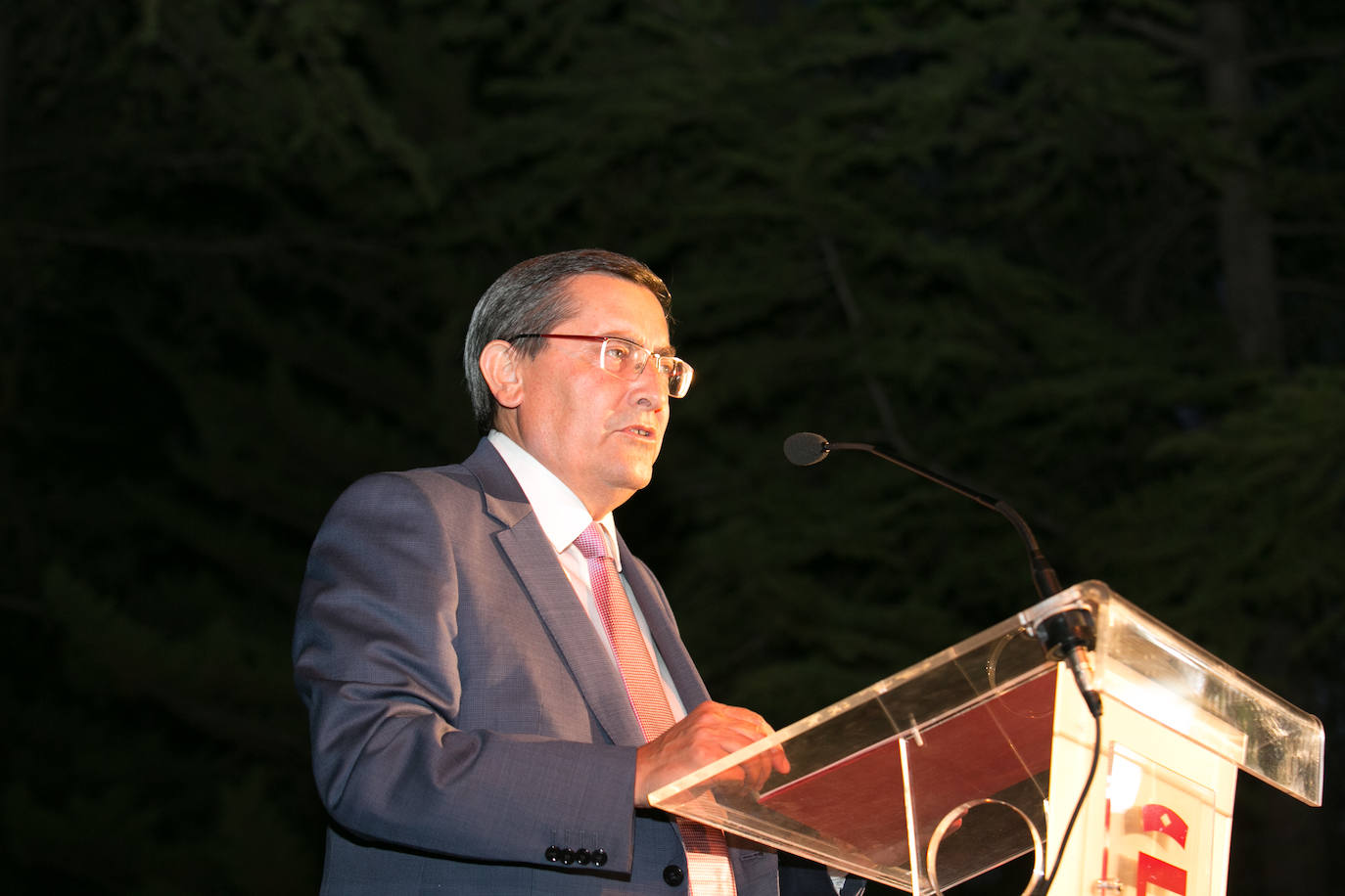 El actor Carmelo Gomez junto al nieto y la bisnieta de Agustín, el carpintero de El Fargue fusilado en la Guerra Civil, pusieron voz en el 83 aniversario de la muerte de García Lorca.