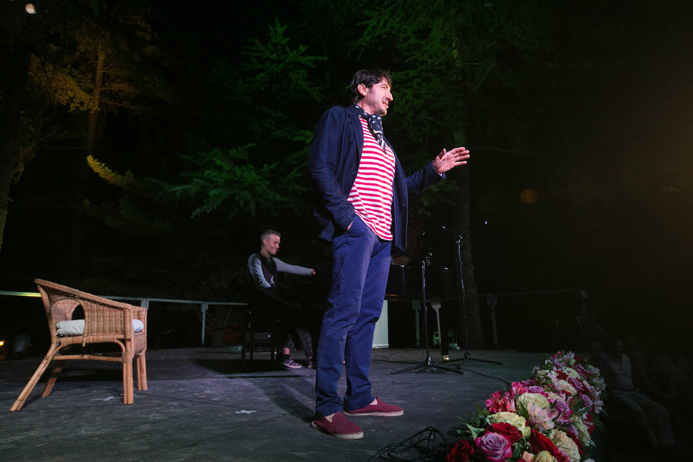 El actor Carmelo Gomez junto al nieto y la bisnieta de Agustín, el carpintero de El Fargue fusilado en la Guerra Civil, pusieron voz en el 83 aniversario de la muerte de García Lorca.