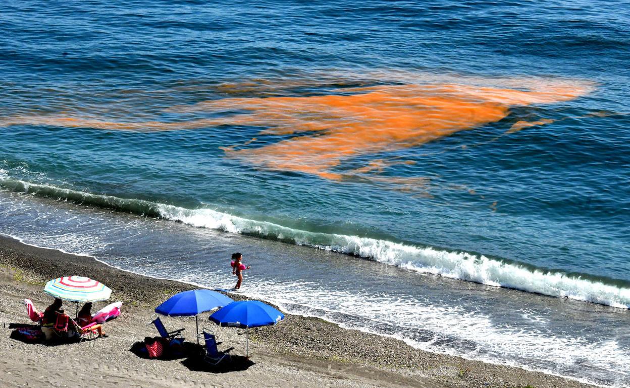Mancha de color naranja en una playa del litoral granadino en 2018