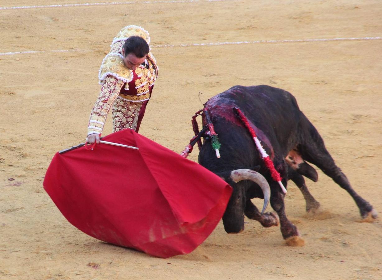 Fotos: La tarde de toros del lunes de Feria en Almería, foto a foto