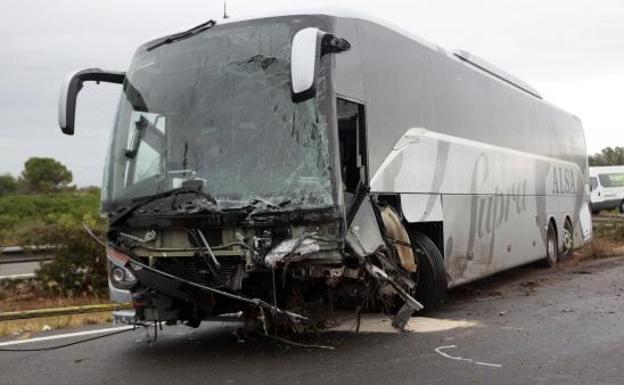 Estado en el que ha quedo el autocar que ha chocado con un coche, en la autopista AP-7, a su paso por Amposta. 