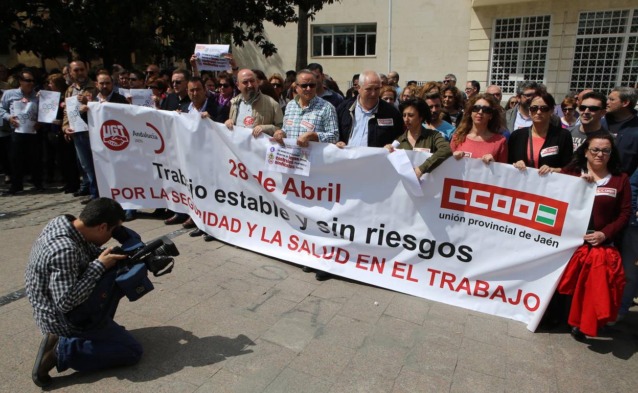 Concentración de repulsa tras una muerte anterior en accidente laboral en Jaén. 
