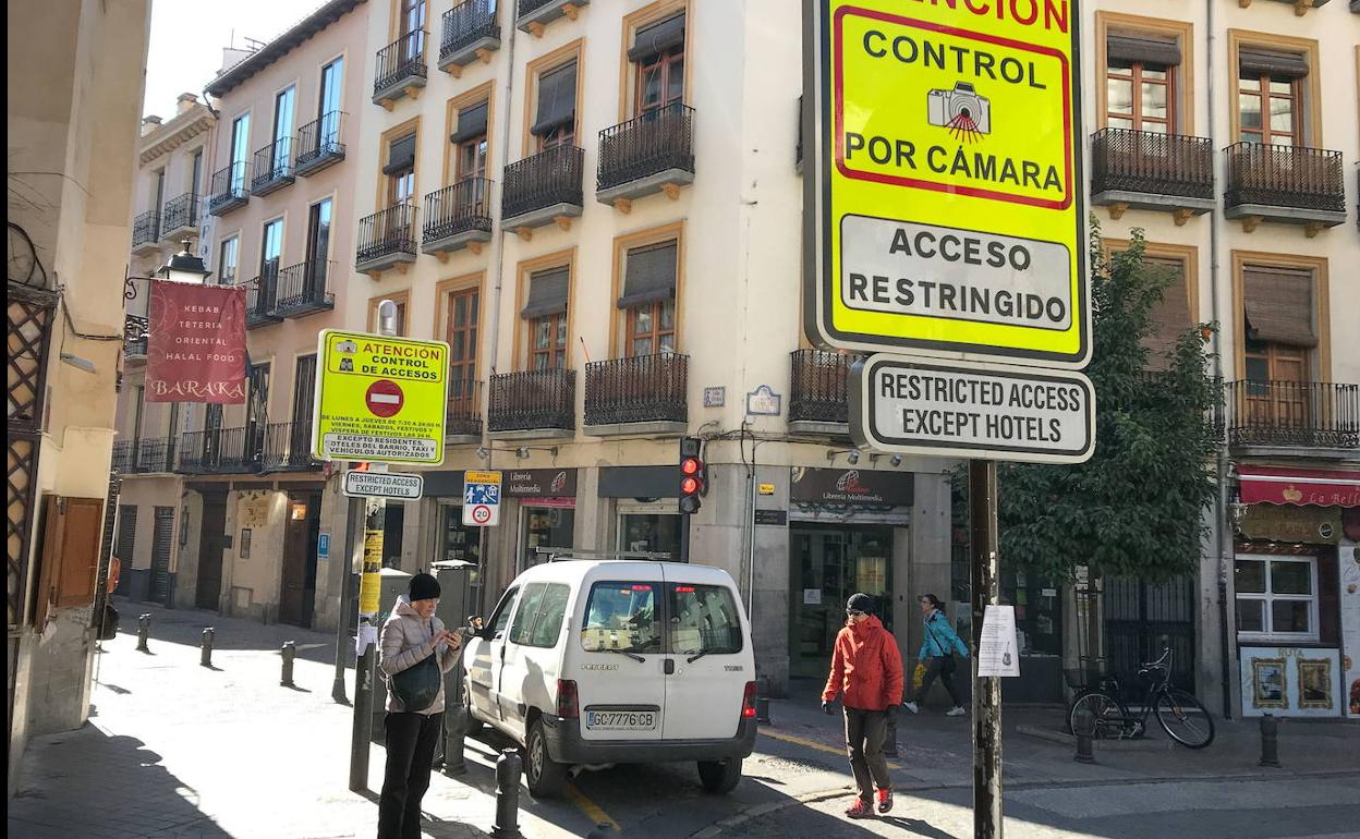Una de las pilonas de control de vehículos en el Centro. 