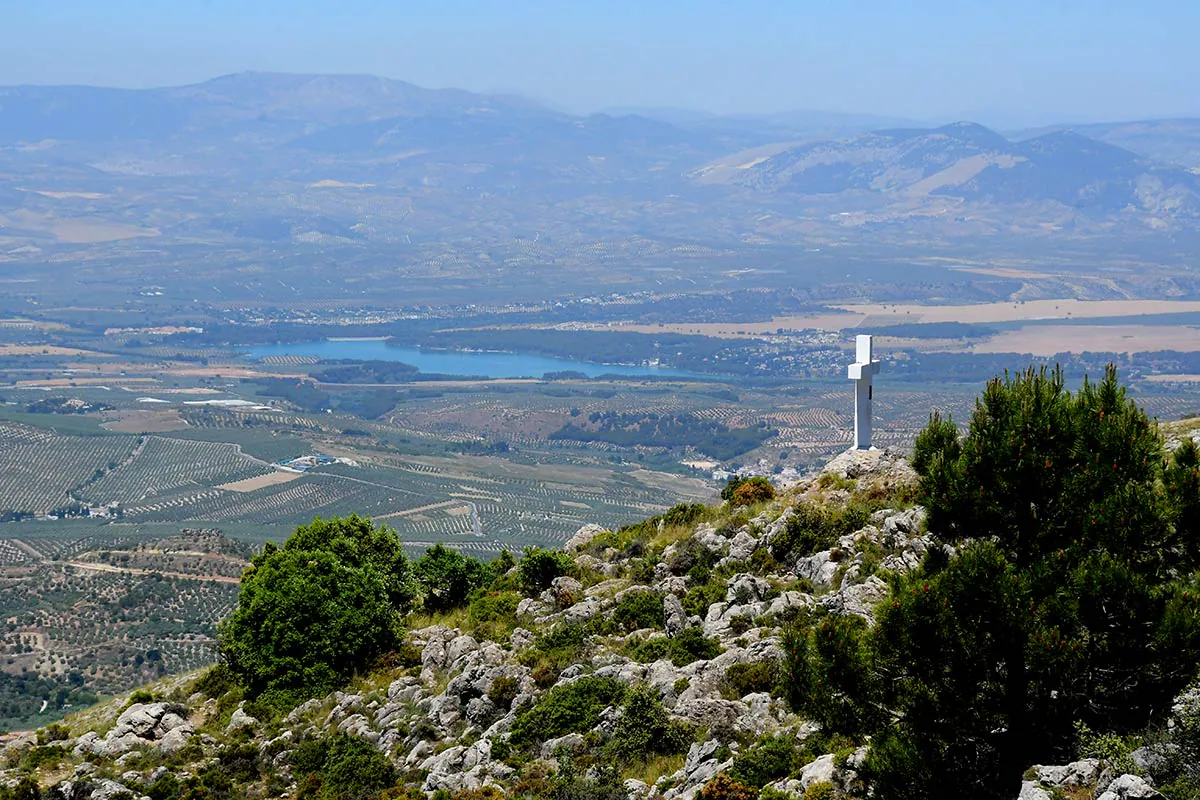 Sobre la cota máxima de la sierra de la Alfaguara, la mirada recorre los dominios de Elvira, ascender a la Cruz de Alfacar es descubrir los secretos de quienes contemplaron el paso de la historia desde las colinas que al norte cierran el valle de Granada