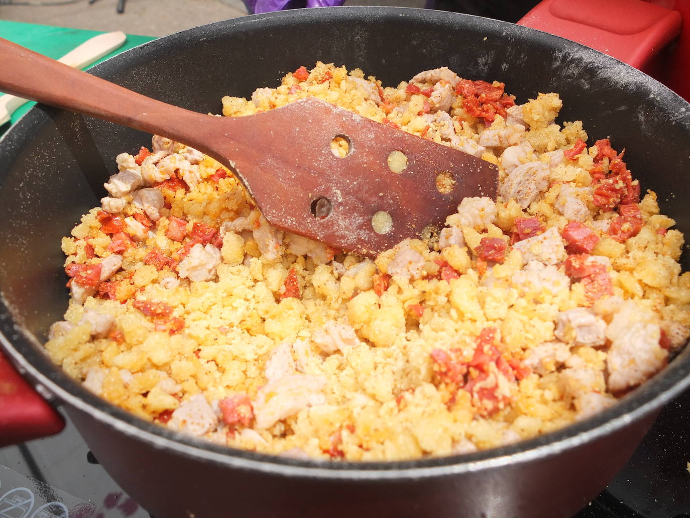 Migas de pan y pavías de Almería llenan el Paseo de la gastronomía