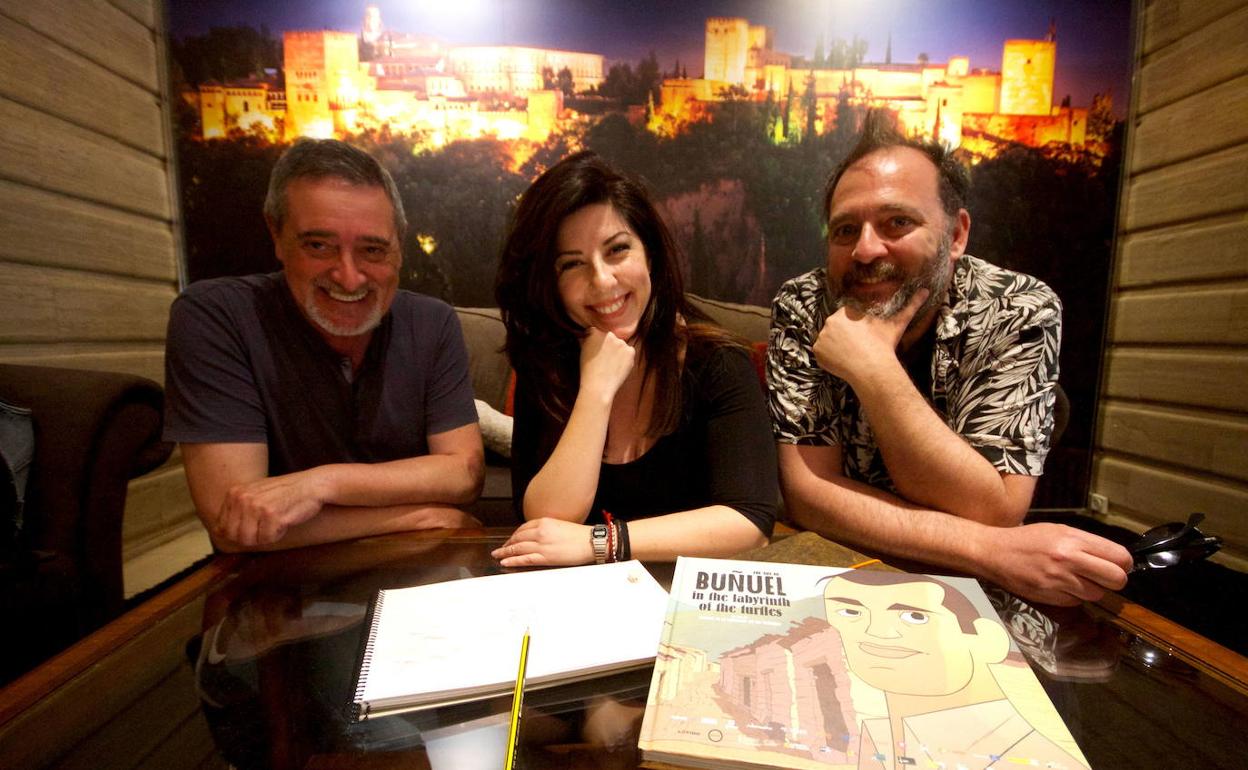 Paco Alaminos, Elysa Castro y Chema García, con el libro de arte de 'Buñuel en el laberinto de las tortugas'