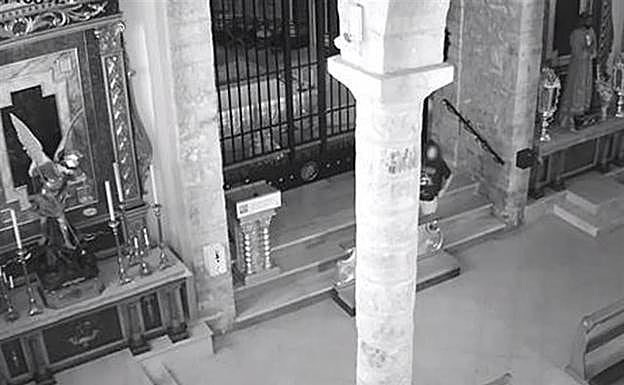 El presunto autor en la imagen de una cámara de seguridad del santuario. 