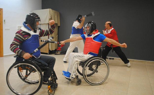 Exhibición de un combate de sloc de pie y en silla, utilizando un bastón corto que no es lesivo para la lucha oriental. 