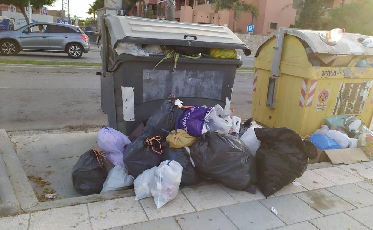 Los vecinos critican que la basura desborda los contenedores de Playa Granada