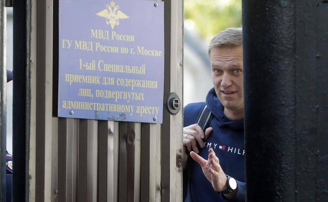 El opositor político ruso Alexéi Navalni este viernes después haber cumplido los treinta días de sentencia . 