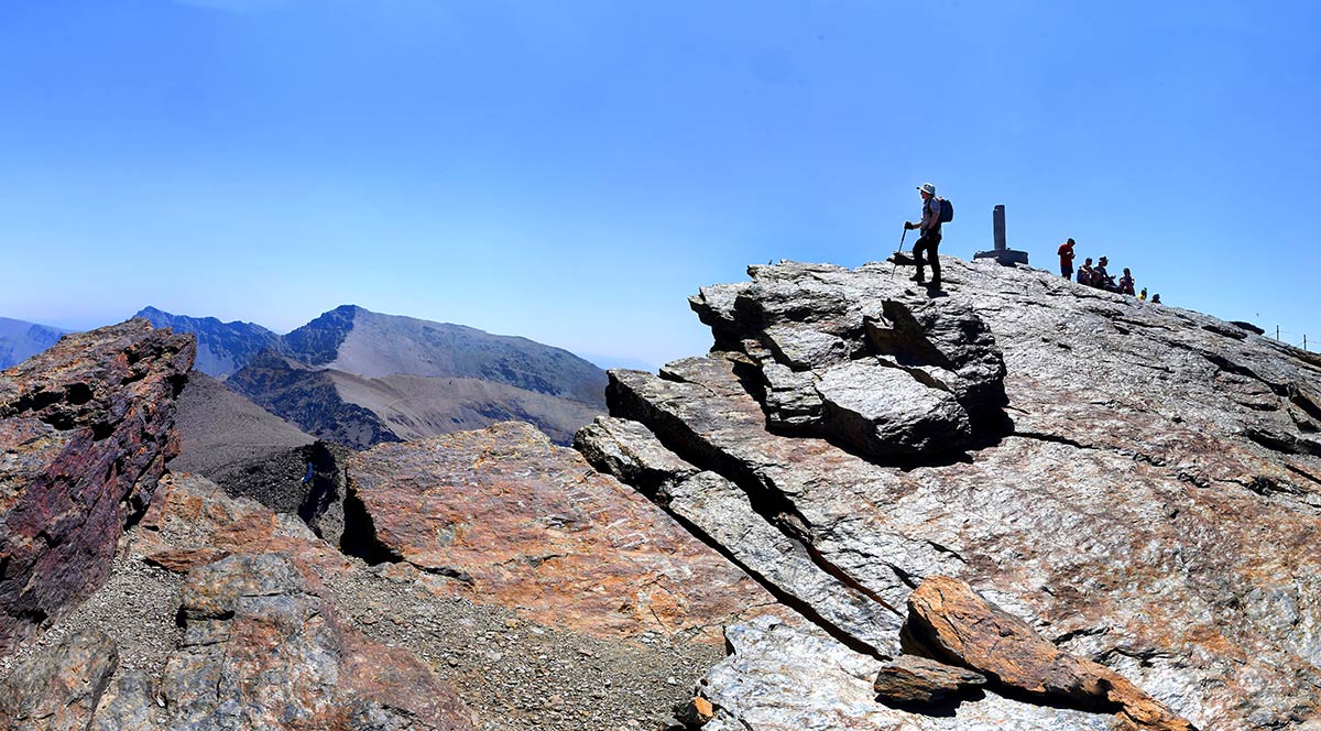 La cumbre del Veleta en un día de julio, sin la afluencia de visitantes de agosto 