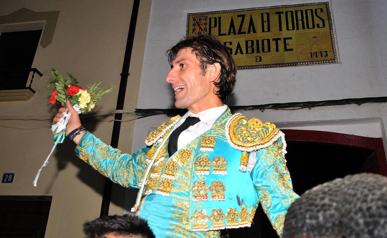 Alberto Lamelas sale a hombros del coso sabioteño.