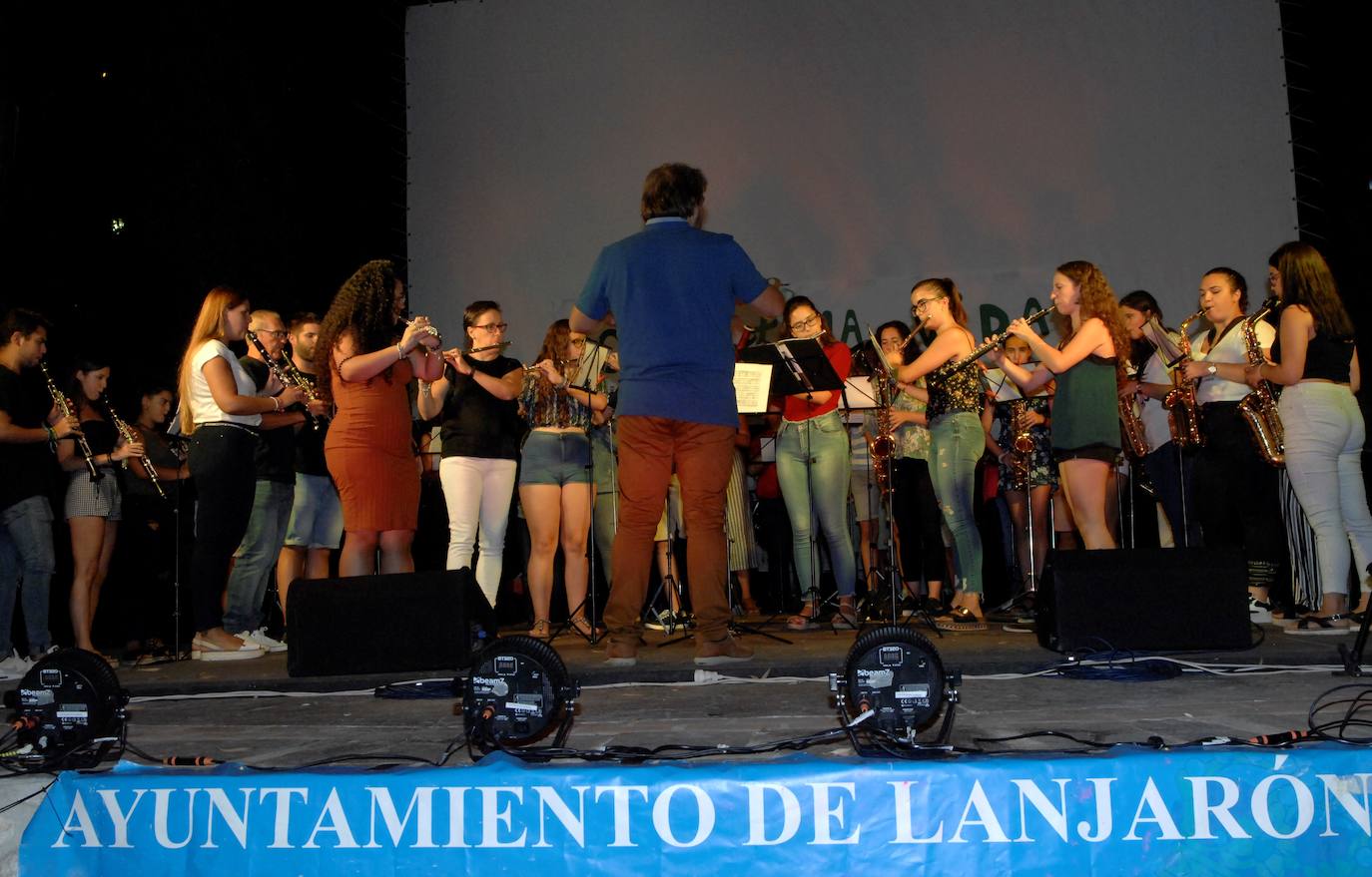 Participaron la Asociación Musical, el Coro de Música Tradicional, el grupo Fit Flam, Victoriano, entre otros artistas y grupos