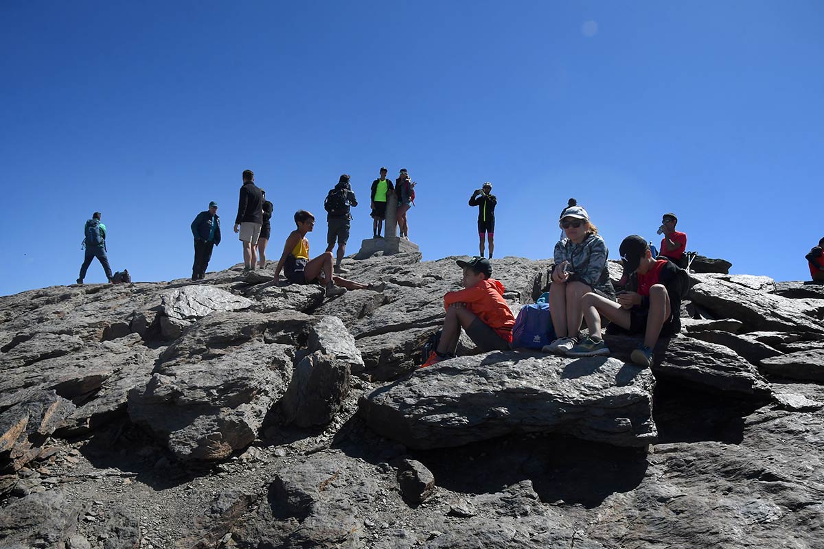 La segunda cima más alta de Sierra Nevada registra un creciente ir y venir de visitantes que alteran el equilibrio de un espacio natural frágil y único