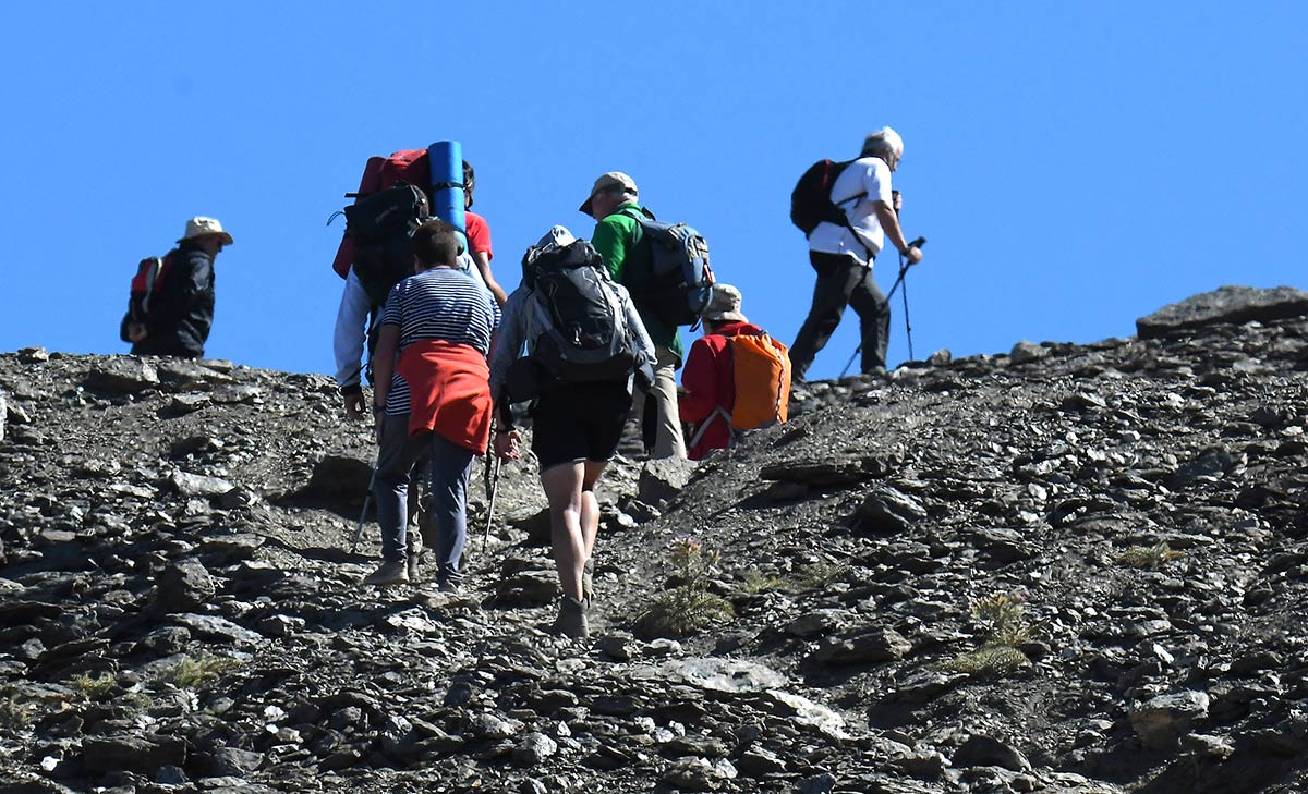 La segunda cima más alta de Sierra Nevada registra un creciente ir y venir de visitantes que alteran el equilibrio de un espacio natural frágil y único