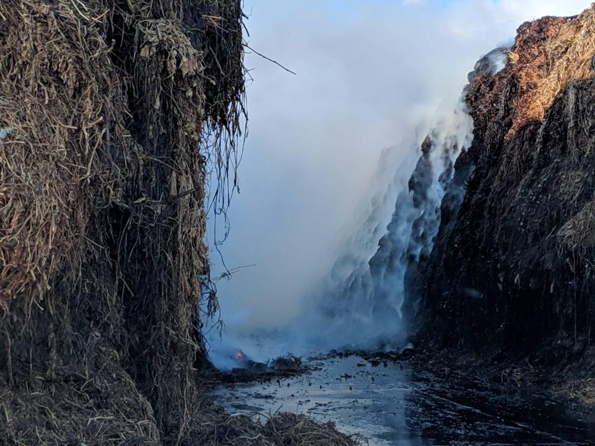 La aparatosa columna de humo impidió la visibilidad de los conductores en la carretera