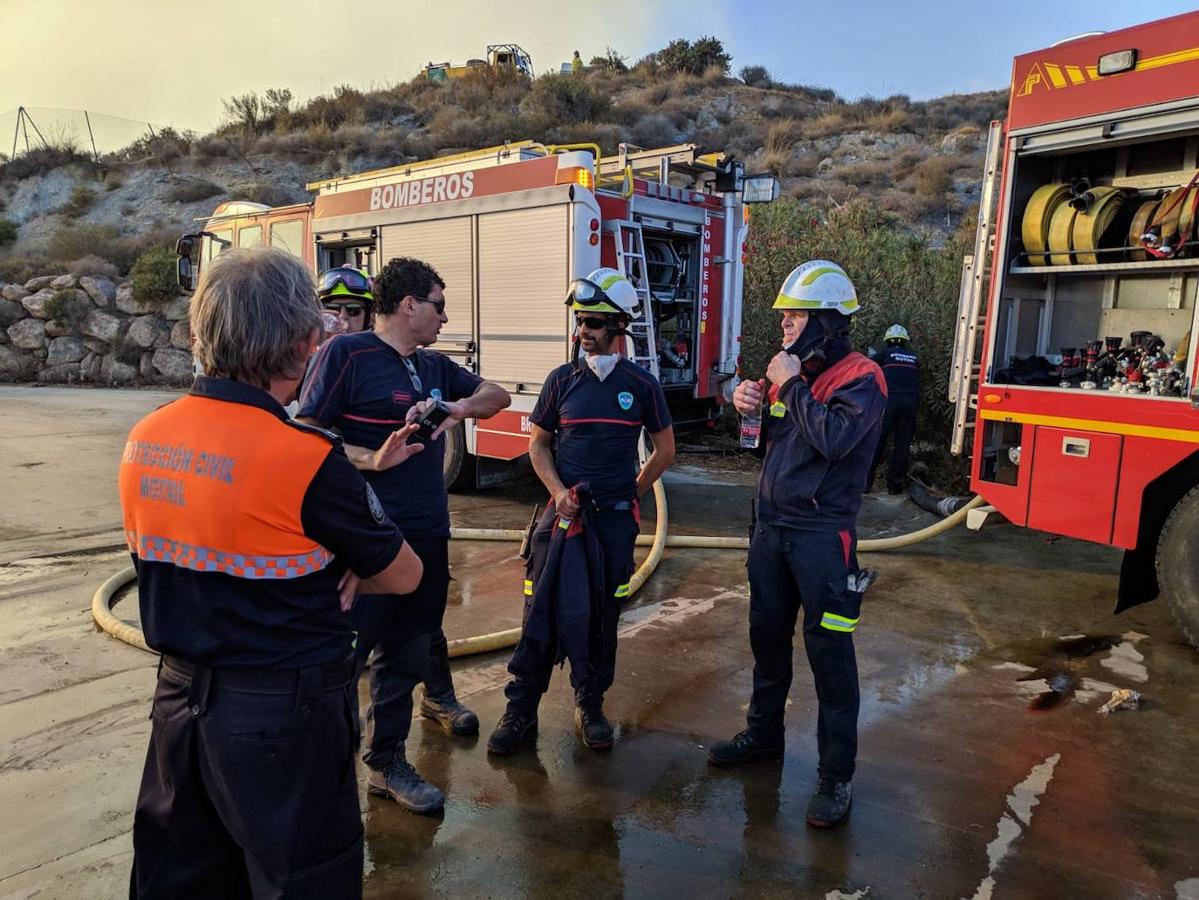 La aparatosa columna de humo impidió la visibilidad de los conductores en la carretera