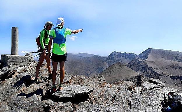 Deportistas muestran el Mulhacén y la Alcazaba desde la cumbre del Veleta 