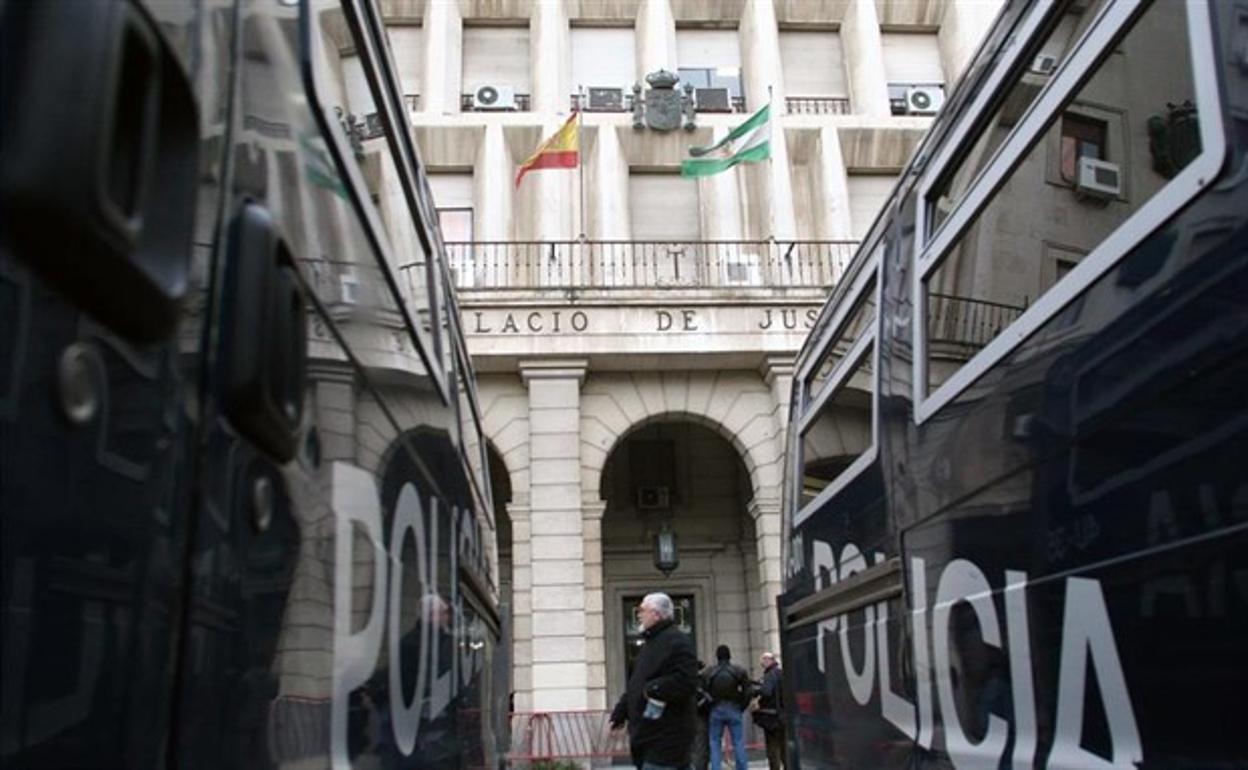 Furgones policiales en los juzgados de Sevilla antes del juicio a 'El Cuco'. 