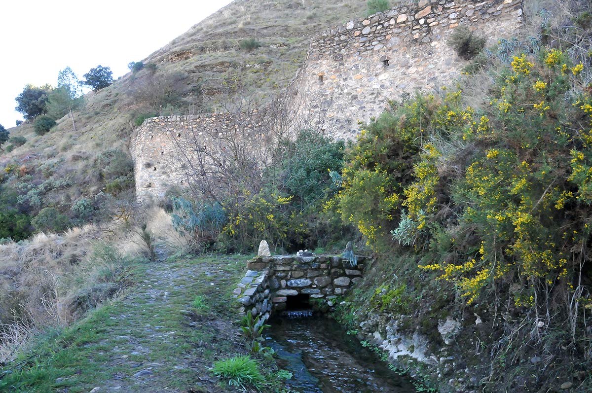 Acequia Real. Rutas en busca de parajes históricos y paisajísticos en la Dehesa del Generalife, desde la Silla del Moro a la presa Real, senderos y veredas entre aljibes y acequias que conectaron antiguos palacios y almunias 