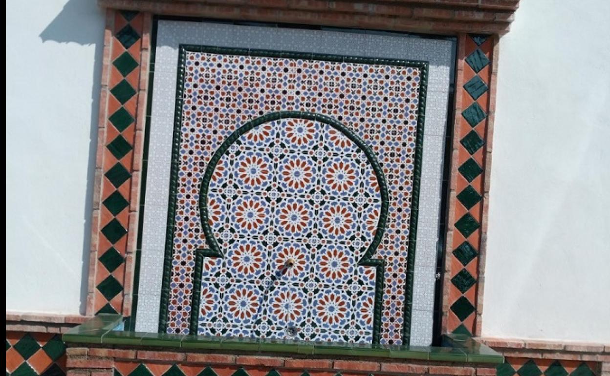 Una fuente en la Avenida de Sierra Nevada de Cenes, decorada con acento nazarí