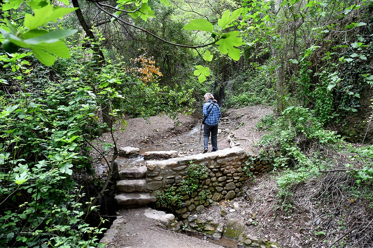 Sendero del Alarife, acequia del Tercio. Rutas en busca de parajes históricos y paisajísticos en la Dehesa del Generalife, desde la Silla del Moro a la presa Real, senderos y veredas entre aljibes y acequias que conectaron antiguos palacios y almunias 