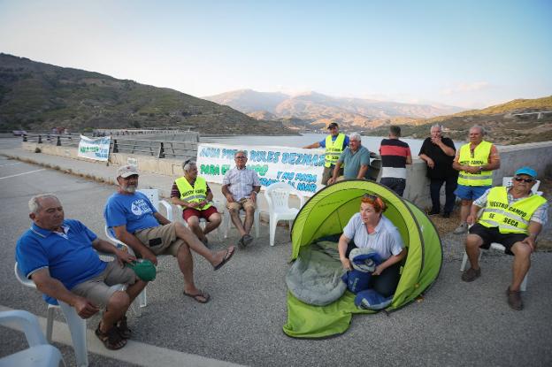 Los agricultores pasaron ayer la noche junto a la presa de Rules.