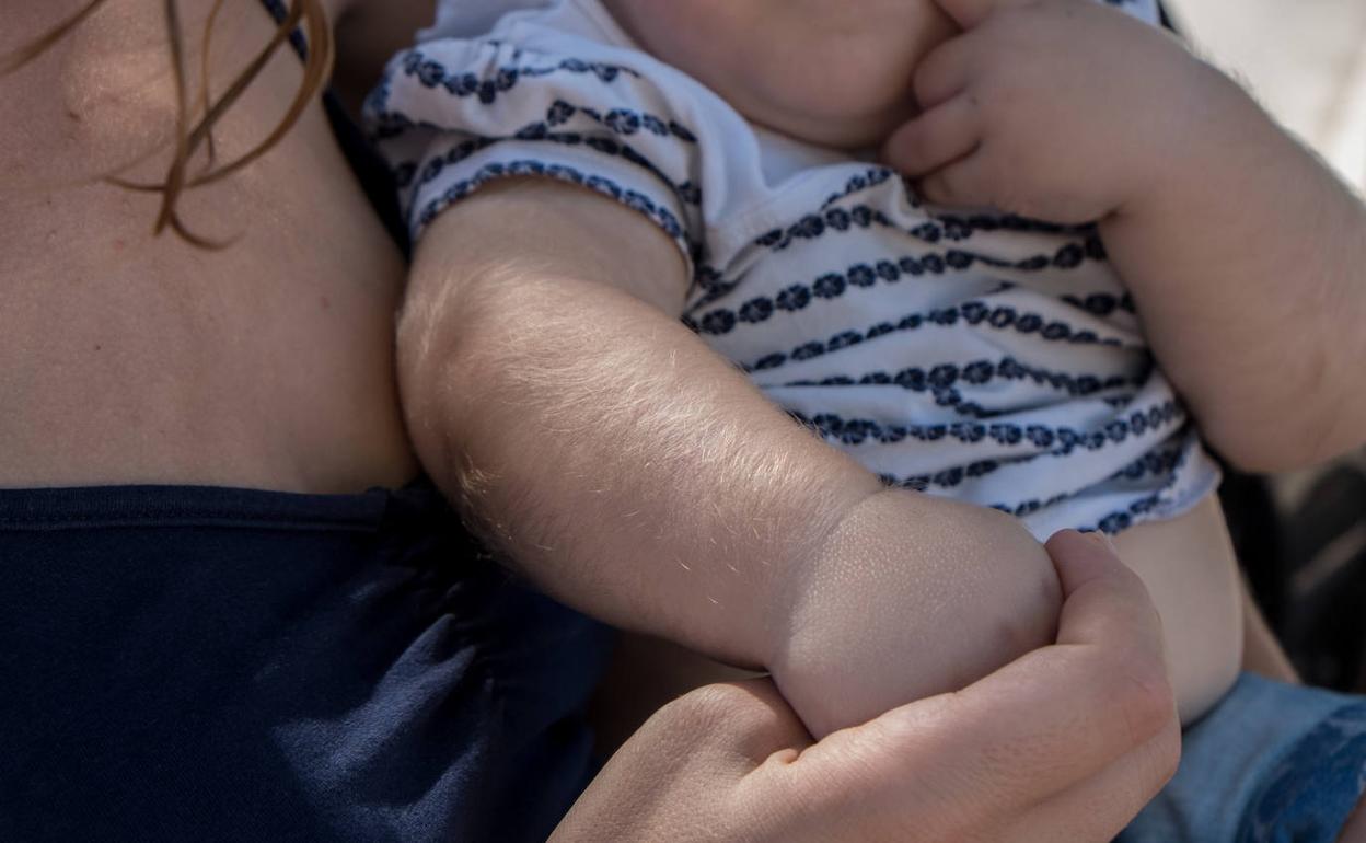 Uno de los bebés afectados por hipertricosis en Granada