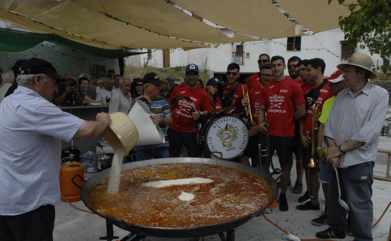 Los miembros de la charanga detrás de la paella de las fiestas