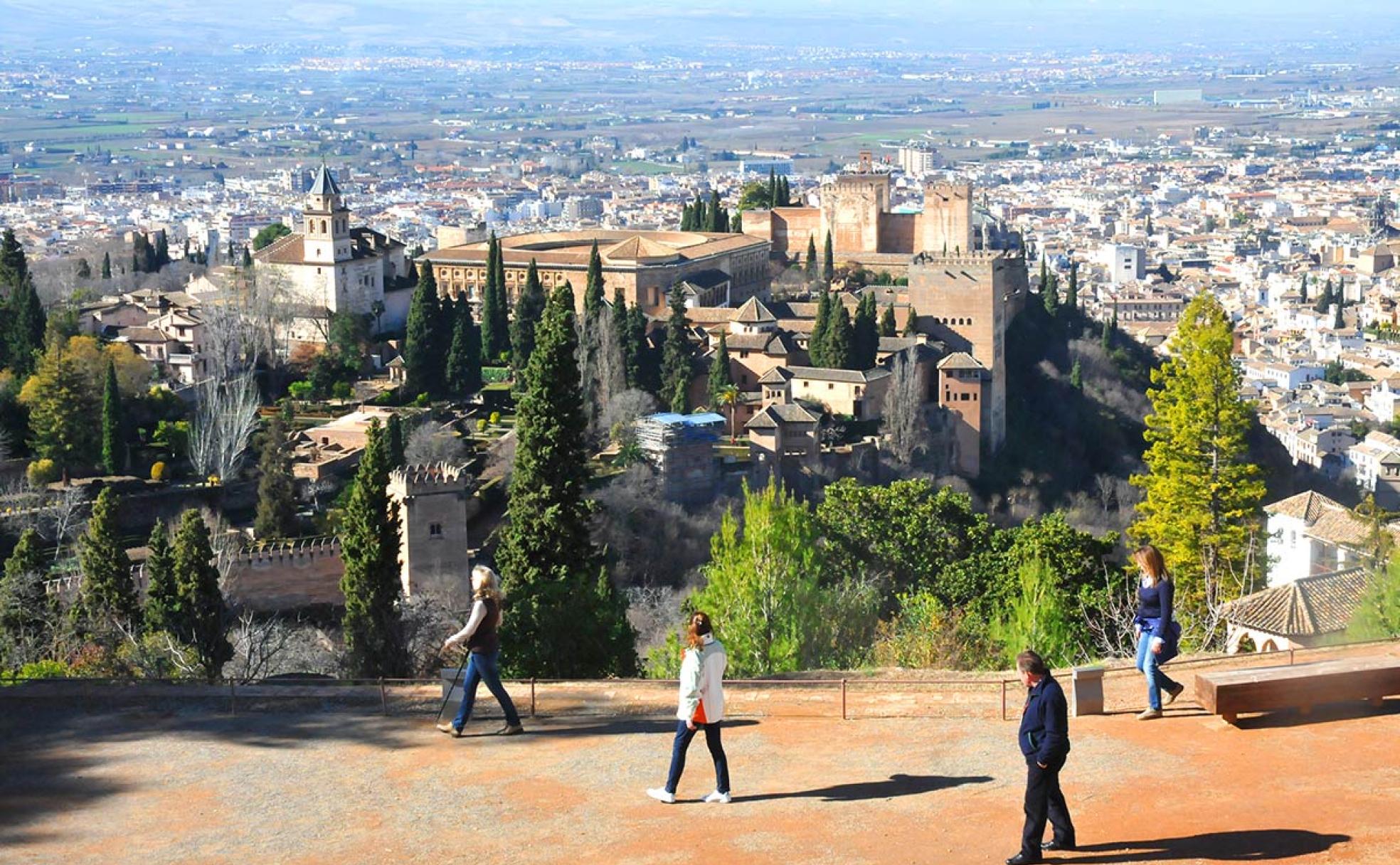La Alhambra vista desde la Silla del Moro, el inicio del recorrido por el cerro del Sol 
