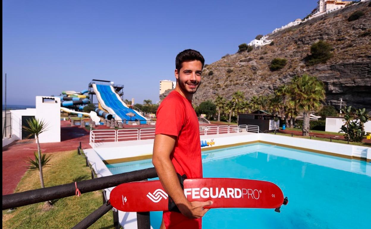 Manuel Puyol Cebollada, socorrista en el parque Aquatropic de Almuñecar . :: Javier Martín
