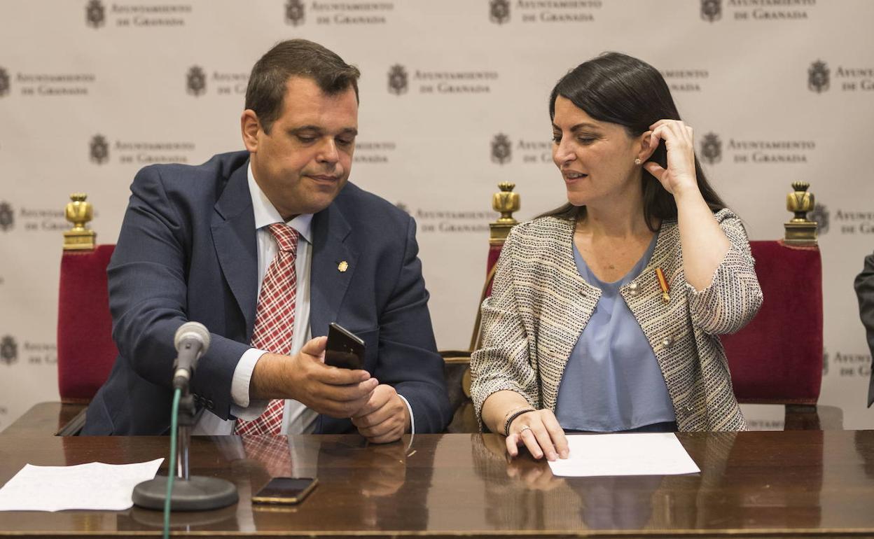 Onofre Miralles y Macarena Olona en una comparecencia en el Ayuntamiento.