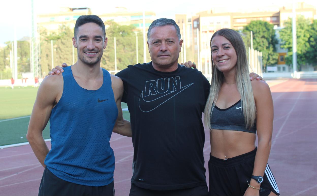 Jesús Montiel junto a sus discípulos Ignacio Fontes y Andrea Serrano en la pista del Estadio de la Juventud. 